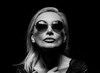 Balck and white portrait of a woman in dark glasses